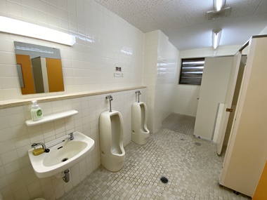 レストハウス雪椿１階・男性トイレ